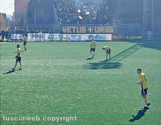 Sorianese - Viterbese, tribuna con i tifosi gialloblu