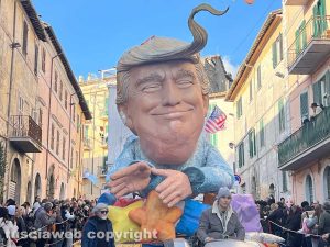 Carnevale - Ronciglione - Il carro di Donald Trump