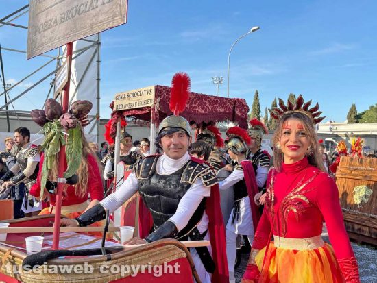 Carnevale - Civita Castellana - La sfilata di carri e maschere