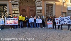 Viterbo - Gli studenti del Ruffini in piazza davanti alla sede della provincia