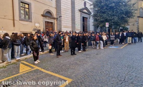 Viterbo - Gli studenti del Ruffini in piazza davanti alla sede della provincia