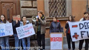 Viterbo - Gli studenti del Ruffini in piazza davanti alla sede della provincia