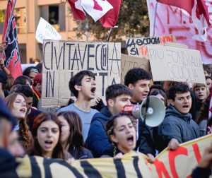 Studenti in protesta sotto la regione Lazio