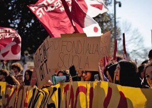 Studenti in protesta sotto la regione Lazio