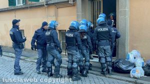 Case popolari occupate, maxioperazione delle forze dell'ordine all'alba a San Faustino