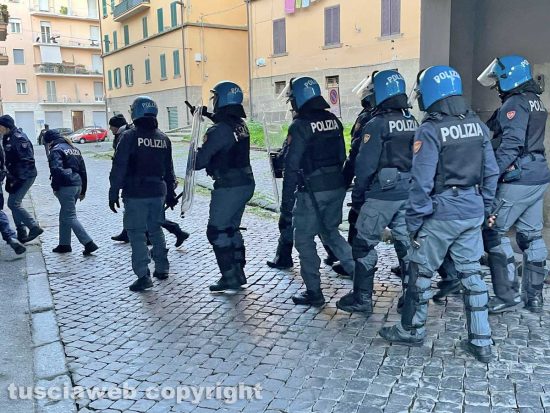 Case popolari occupate, maxioperazione delle forze dell'ordine all'alba a San Faustino