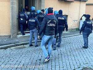 Case popolari occupate, maxioperazione delle forze dell'ordine all'alba a San Faustino