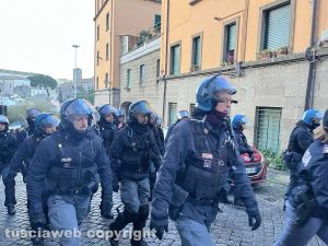Case popolari occupate, maxioperazione delle forze dell'ordine all'alba a San Faustino
