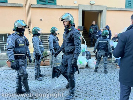 Case popolari occupate, maxioperazione delle forze dell'ordine all'alba a San Faustino