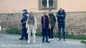 Case popolari occupate, maxioperazione delle forze dell'ordine all'alba a San Faustino - La sindaca Chiara Frontini con gli assessori