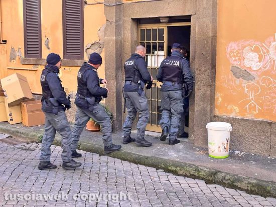 Case popolari occupate, maxioperazione delle forze dell'ordine all'alba a San Faustino
