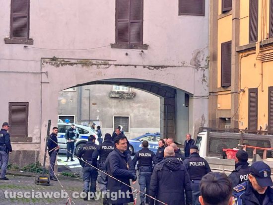 Case popolari occupate, maxioperazione delle forze dell'ordine all'alba a San Faustino