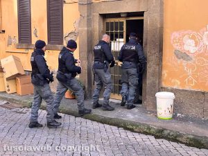 Viterbo - La polizia alle case popolari in centro
