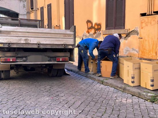 Viterbo - Case popolari in centro - Gli scatoloni messi a disposizione per lo sgombero
