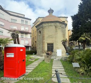 Viterbo - Il tempietto di Santa Maria della Peste con il cesso piazzato davanti