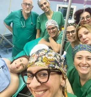 Civitavecchia - L'equipe di ginecologia dell'ospedale San Paolo con mamma Emanuela
