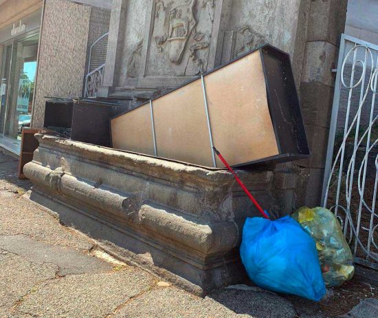 Viterbo - Lo stato di degrado del fontanile di piazzale Gramsci