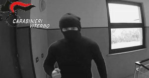 Il fotomontaggio di un ladro all'interno di un condominio di Capranica