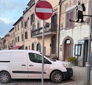 San Martino al Cimino - La segnaletica in via Doria