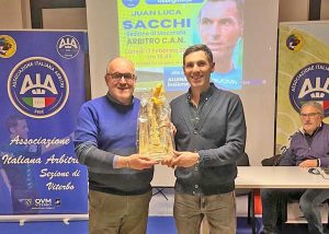 Viterbo - Ennio Mariani consegna una statuetta della Macchina di Santa Rosa a Juan Luca Sacchi