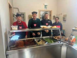 Il gruppo Abc distribuisce pasti in collaborazione con la Caritas
