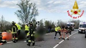 Ubriaco invade corsia e travolge motociclisti, sei feriti di cui due gravi - Intervento di polizia stradale, vigili del fuoco e 118