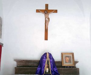 Viterbo - La croce di Gesù alla Cappellina sulla strada della Quercia