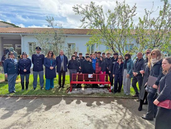 Tarquinia - Inaugurata la panchina rossa nel cortile dell'isis Vincenzo Cardarelli