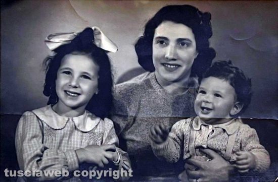 Vetralla - Irma Anguillara, al centro, assieme ai figli Liliana ed Enzo Fornari