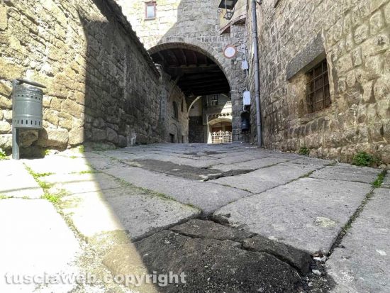 Viterbo - Lastroni rotti in via San Gemini