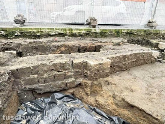 Viterbo – Scavi in piazza del comune – Le strutture che potrebbero corrispondere a edifici medievali