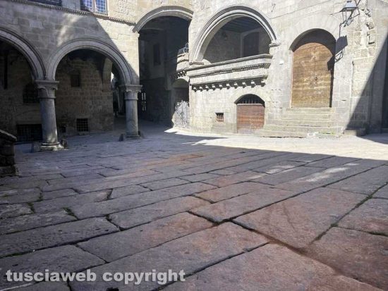 Viterbo - Piazza San Pellegrino tinta di rosso