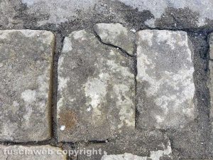 Viterbo - Lastroni rotti in via San Gemini