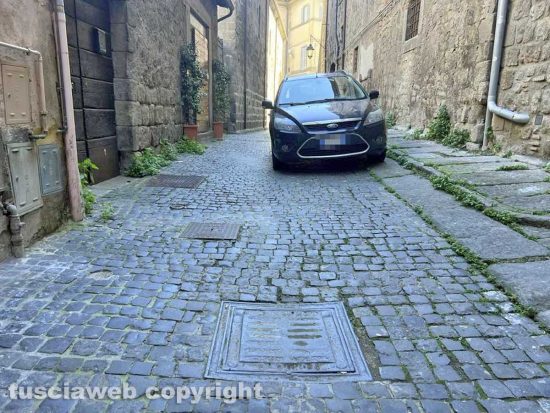 Viterbo - Il tombino attappato in vicolo di Santa Maria Nuova