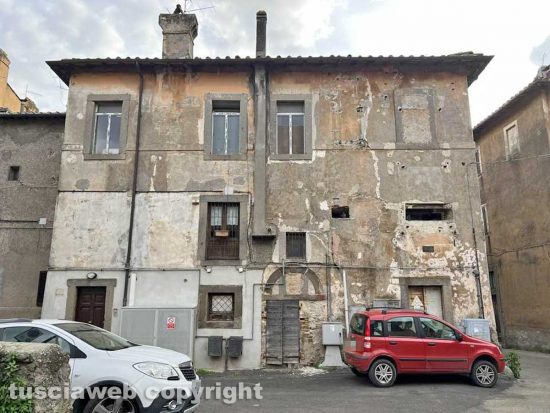 Viterbo - San Martino - Una delle due facciate dove ha sede l'anagrafe comunale