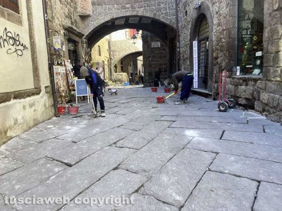 Viterbo - Operai al lavoro in via San Pellegrino