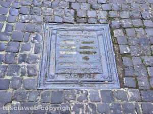 Viterbo - Il tombino attappato in vicolo di Santa Maria Nuova