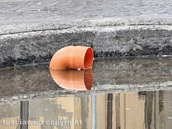 Viterbo - San Martino - Il tubo di plastica arancione in basso a destra della vasca di Borromini
