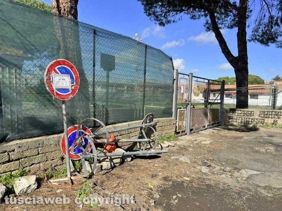 Viterbo - Via Minciotti, i segnali di divieto di sosta abbandonati