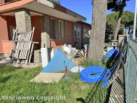 Viterbo - Via Minciotti, la discarica nel cortile dell'asilo