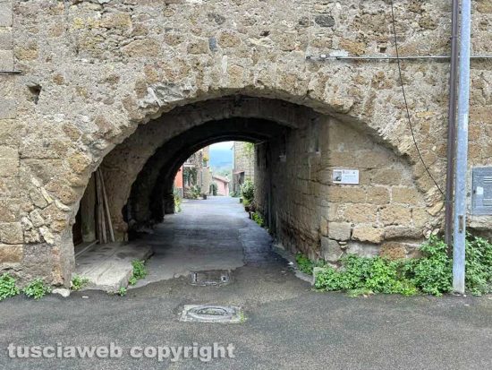 Viterbo - Grotte Santo Stefano - Gli archi di Magugnano