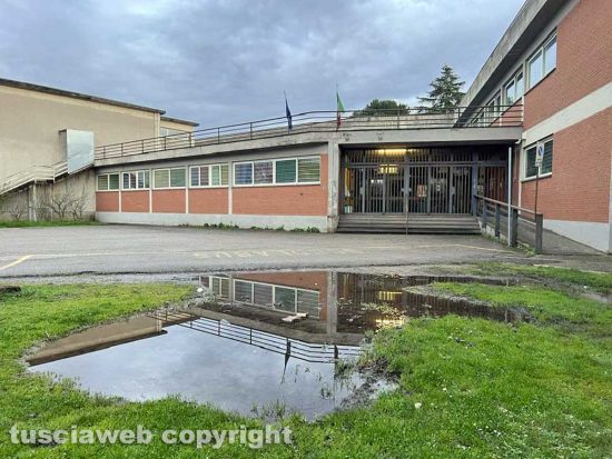 Viterbo - Grotte Santo Stefano - Una buca piena d'acqua davanti alla scuola Pio Fedi