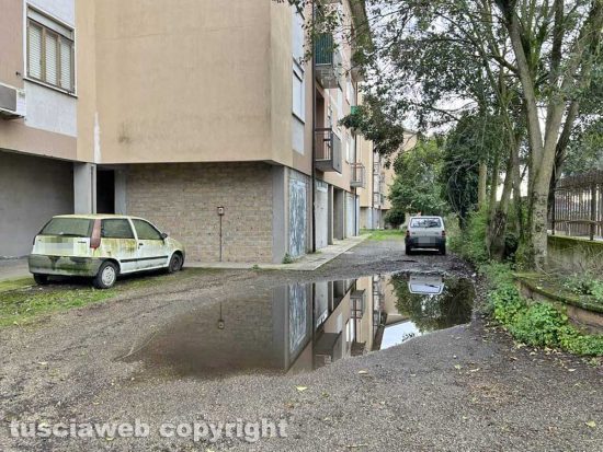 Viterbo - Grotte Santo Stefano - Una buca piena d'acqua davanti alle case popolari