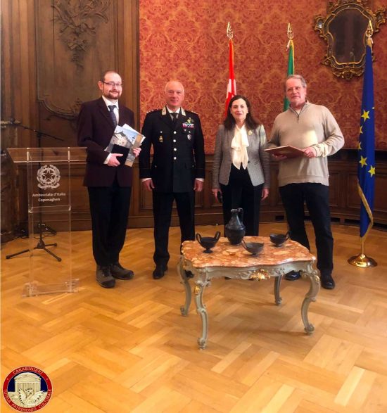 Copenaghen - Due danesi restituiscono reperti etruschi all'Italia