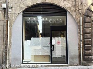 Viterbo - Chiude Calzedonia a Corso Italia