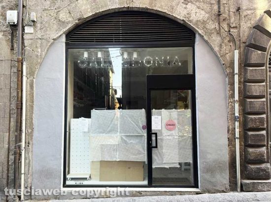 Viterbo - Chiude Calzedonia a Corso Italia