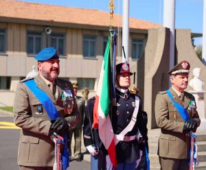 Viterbo - Il comandate cedente e subentrante con la bandiera d'Istituto