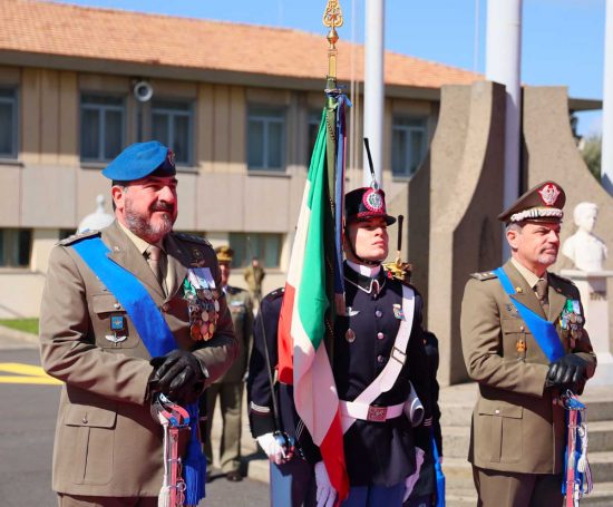 Viterbo - Il comandate cedente e subentrante con la bandiera d'Istituto