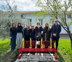 Tarquinia - Inaugurata la panchina rossa nel cortile dell'isis Vincenzo Cardarelli