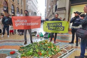Milano - Blitz di Ultima Generazione al ristorante di Carlo Cracco